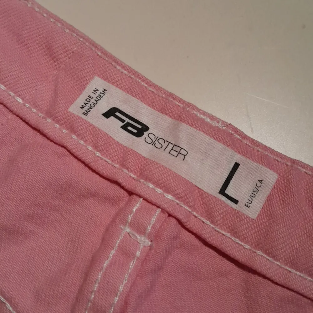 Rosa cargobyxor i denim. Storlek L men passar bättre som S/M då byxorna är mindre.. Farkut & Housut.