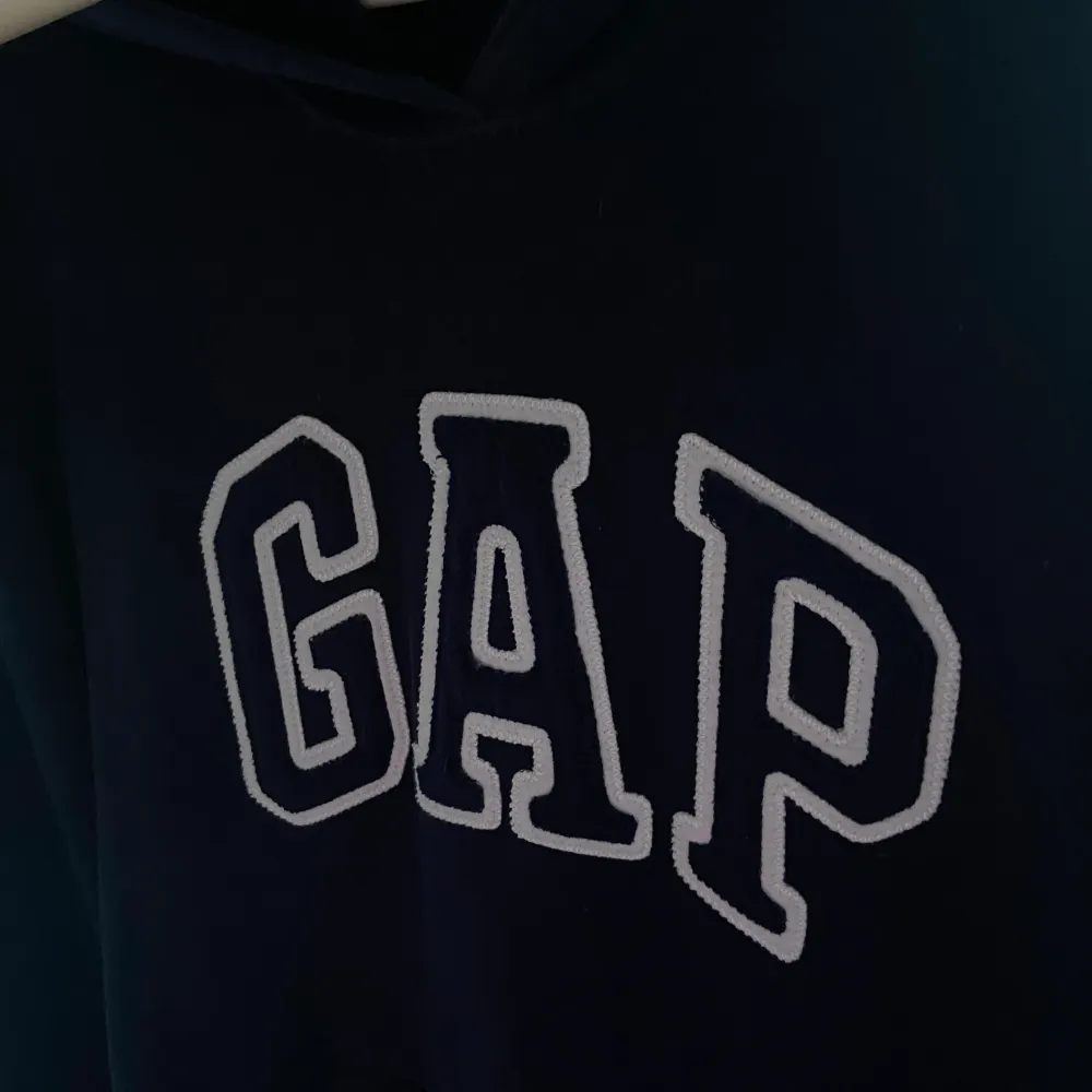 säljer en marinblå gap hoodie i sjukt bra skick använd max 5 gånger i storleken S. Hoodies.