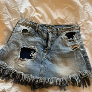 Jeanskjol - Supersnygg byxkjol med slitningar från zara!