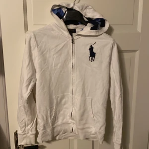 Polo Ralph Lauren zip hoodie - Köpt på Jonhells för 3 år sen, inte använd speciellt mycket mest legat i garderoben det senaste året. Ny pris runt 1200kr. Skick 8/10, inga fläckar eller något som är sönder. Hör av er för mer bilder och information. Bättre pris för snabb affär 