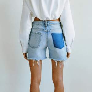 Coola jeans shorts ifrån Zara med ett hål där fram och cool detalj där bak. Använda men i fint skick!💕