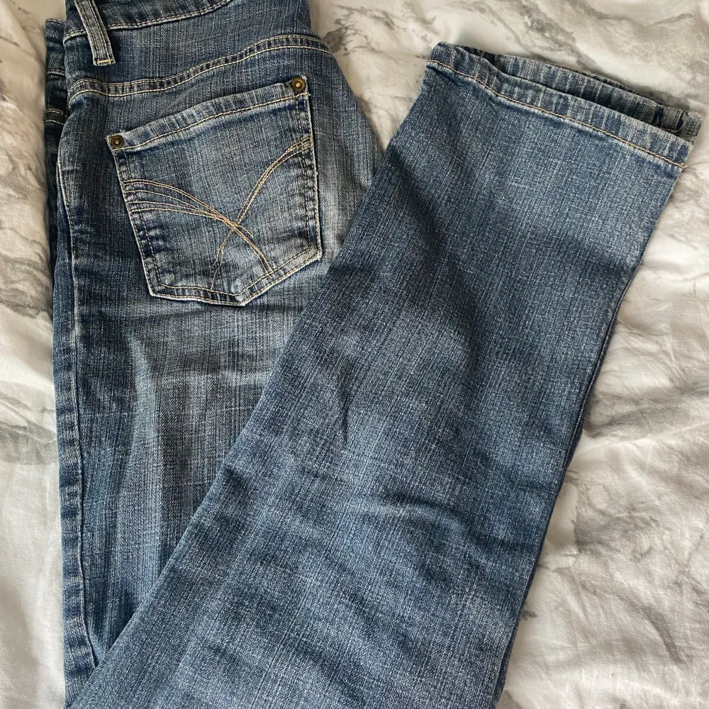 Säljer ett par jeans som inte kommer så mycket till användning. Köparen står för frakt. Jag står inte för postens slarv. Ge gärna något bra prisförslag. Skriv för fler bilder.☺️❤️. Jeans & Byxor.
