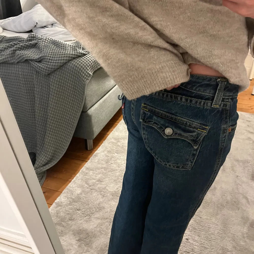 Levis jeans! Storlek 26, brukar ha 32-34💕 Säljer då dom inte kommer till användning. Dom är bootcut och lågmidiade. Hör av er vid fler bilder eller intresse!!💕 Ny pris över 1200kr. Pris kan såklart diskuteras. Jeans & Byxor.