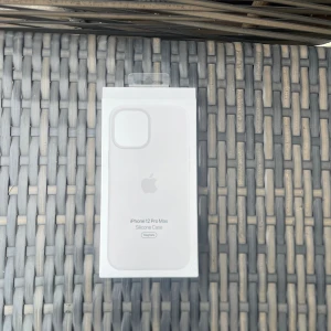 Skal iPhone 12 Pro Max - Nytt oanvänt silikon-mobilskal från Apple till iPhone 12 Pro Max (endast öppnad ur förpackning för att prova skalet).