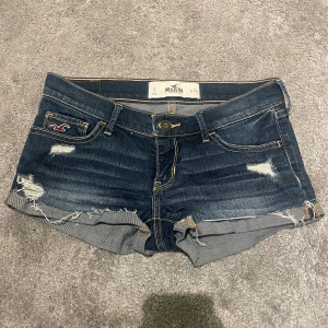 Hollister shorts! - Säljer nu mina hollister shorts då dem är lite för små. Verkligen så söta!! Nypris 500kr. Kontakta vid intresse!