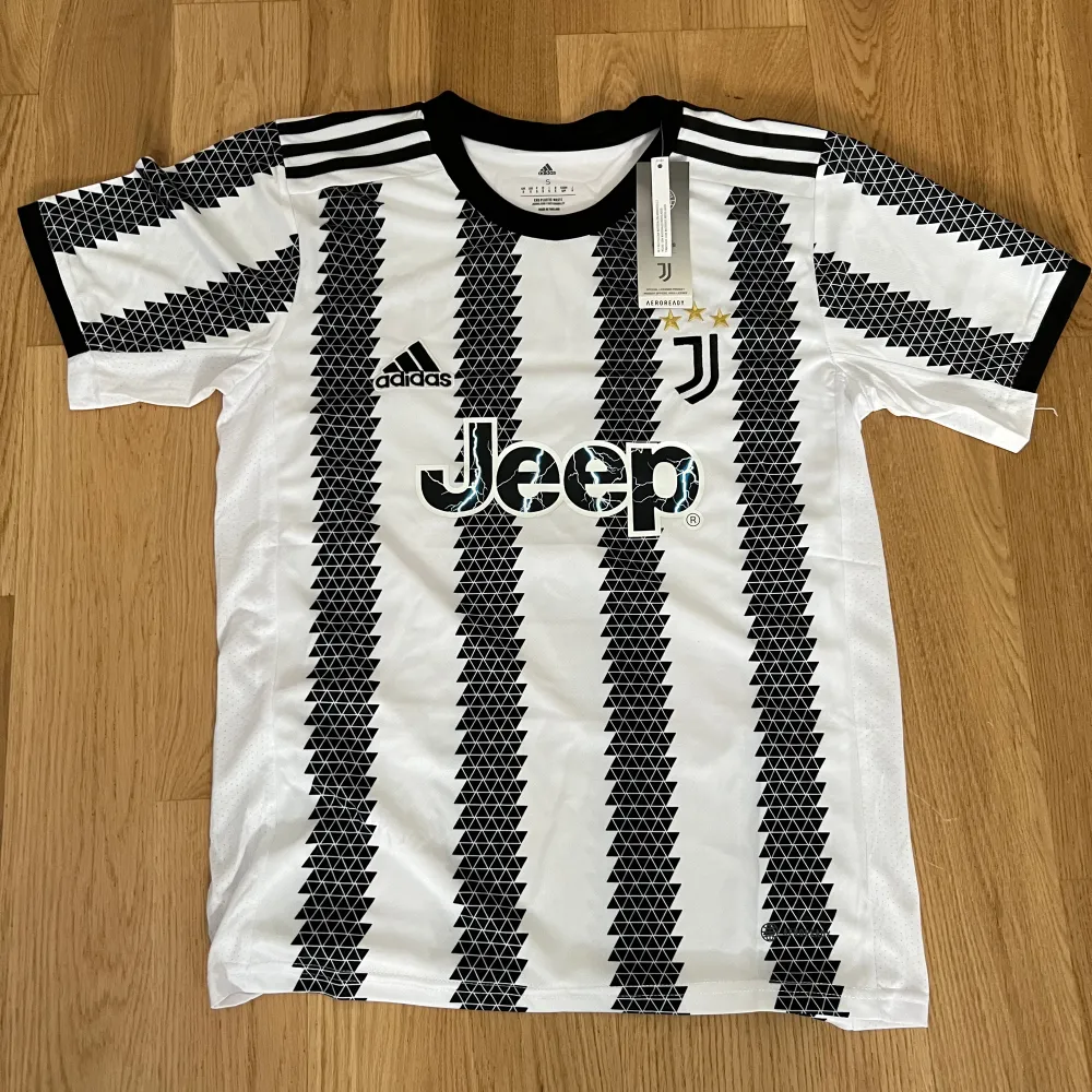 Detta är en fotbollströja från Juventus. Den är helt ny och med namnet Ronaldo med nummer 7. Han fick denna av min vän och han säljer den eftersom att den är för stor för honom. Pris och frågor kan.. T-shirts.