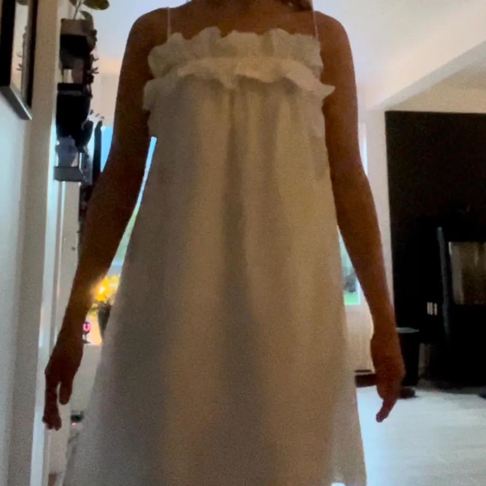 Hej fina!  Säljer denna jättegulliga vita korta klänningen som passar perfekt till  student eller skolavslutning, fint skick och har justerbara axelband 💞Storlek XS, men passar S och ev M också beroende på hur man önskar att den sitter (jag är en S)💗. Klänningar.
