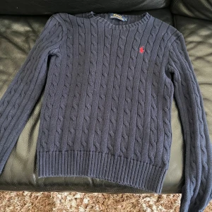 Ralph loren tröja - Säljer en stickad Ralph Loren tröja 9/10 i skick väldigt fin till sommaren. Såklart är den Grisch hör av dig om du undrar något mer🤝