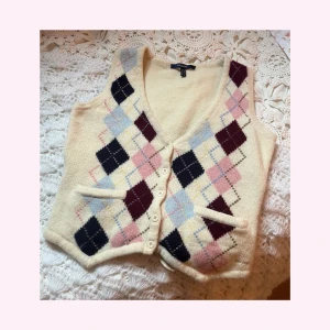 Gant stickad väst 🎀 - Stickad väst från gant! Tjock i tyget & fina färger. Jag är 170cm och storlek XS/S. Men skulle kunna stretchas till tajt M. Inga defekter. Kram E