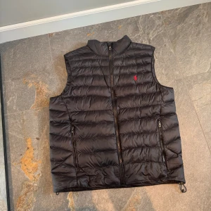 Ralp lauren väst - Tjena säljer nu en ralphlauren väst som är i storlek m västen är använd 10 gånger så den är som att den är i ny skick 