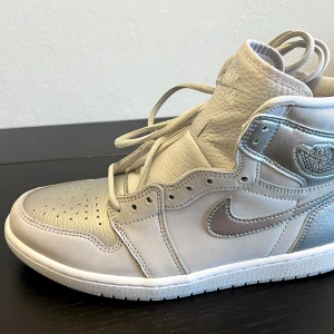 Air Jordan 1 high CO.JP grå/ silver. US8/ EU41 - NWT oanvänt par Jordan 1 som legat i garderoben för länge. En re-release av ett väldigt begränsat drop för många år sen. Köpta på END. 10/10.