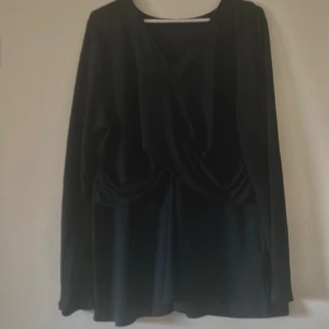 Tröja med knyt under byst - Har klippt bort lappen av någon anledning men de är iallafall en 44   Använt sparsamt