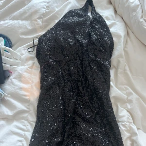 Paljett off shoulder klänning - Köpt i Danmark, aldrig använd. Storlek S