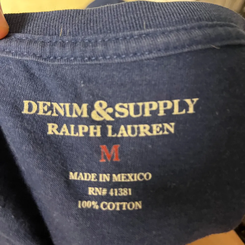 Tja! Nu säljer vi denna feta Ralph Lauren Denim&Supply t shirt! Den är i fint skick utan defekter eller skador! Storlek M, true to size. Bara att höra av er vid funderingar!. T-shirts.