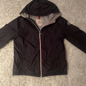 Moncler gillet Albert windbreaker - Mycket bra skick helt äkta har sålt lite på den här appen och det har gått bra hittills, jackan är storlek 14 år passar cirka 170-176
