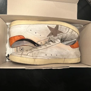 Golden goose strl 42 - Tja säljer dessa feta golden goose i färgen vit och orange i storlek 42, dessa skor är väl använda men har mycket kvar att ge, perfekt nu till våren/sommaren. Allt og. Cond 6.5/10  Vid eventuella frågor är det bara att höra av sig!