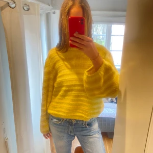 Stickad tröja  - Så fina ärmar på denna. Mjukt material som inte nopprar. 