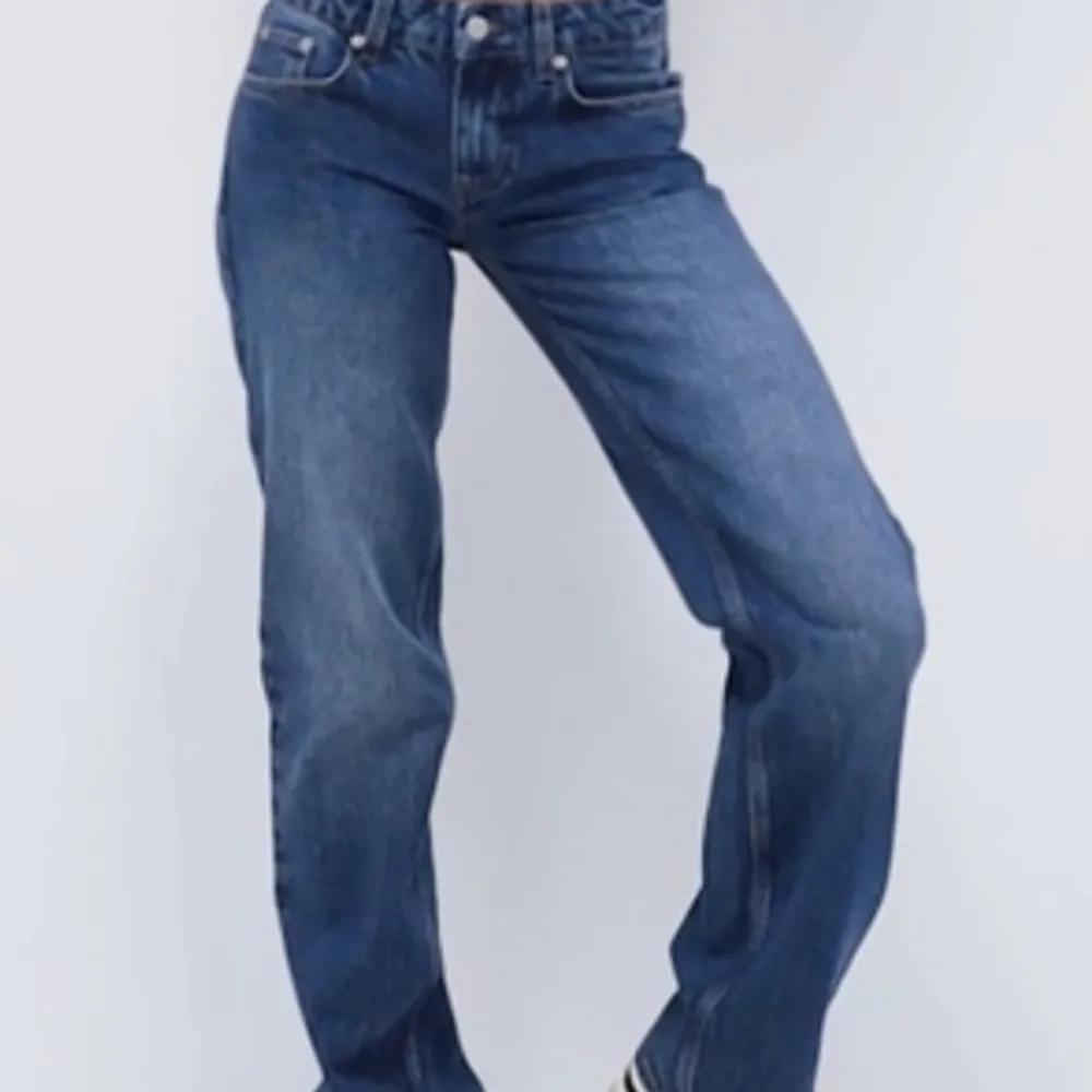 Lågmidjade jeans från Nelly som inte kommer till användning längre. Passar xs/s. Fint skick förutom slitna längst ner (se sista bilden). Köpta för 600kr. Bara att skriva vid  frågor!💕. Jeans & Byxor.