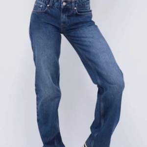 Lågmidjade jeans från Nelly som inte kommer till användning längre. Passar xs/s. Fint skick förutom slitna längst ner (se sista bilden). Köpta för 600kr. Bara att skriva vid  frågor!💕