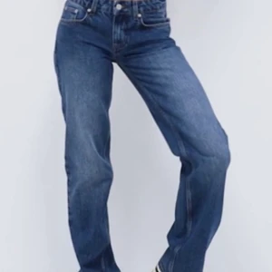 Nelly jeans - Lågmidjade jeans från Nelly som inte kommer till användning längre. Passar xs/s. Fint skick förutom slitna längst ner (se sista bilden). Köpta för 600kr. Bara att skriva vid  frågor!💕