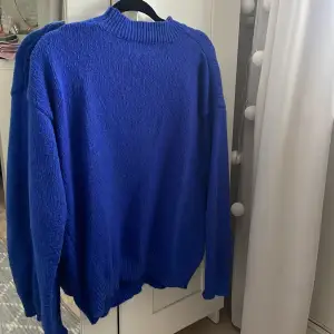 Säljer denna blå stickade tröja, då den inte används! Skriv privat för fler bilder💙💙