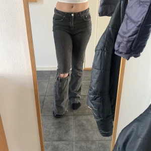 Lågmidjade jeans  - Jätte fina lågmidjade jeans från gina tricot men tråd detalj vid fötterna och en liten detalj vid höger ficka, ett hål på vänster knä, använda ca 5 gånger, jag är 168 och dom är långa i benen på mig🩷 