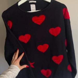 Superfin tröja från zara, köpt 2019 men kappt använd. Med hjärtan och en stjärna!