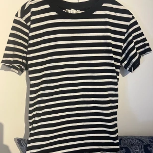 randig t-shirt - Fin t-shirt som aldrig kommit till användning tyvärr ❤️nyskick! 😊skriv vid frågor eller prisförslag💗