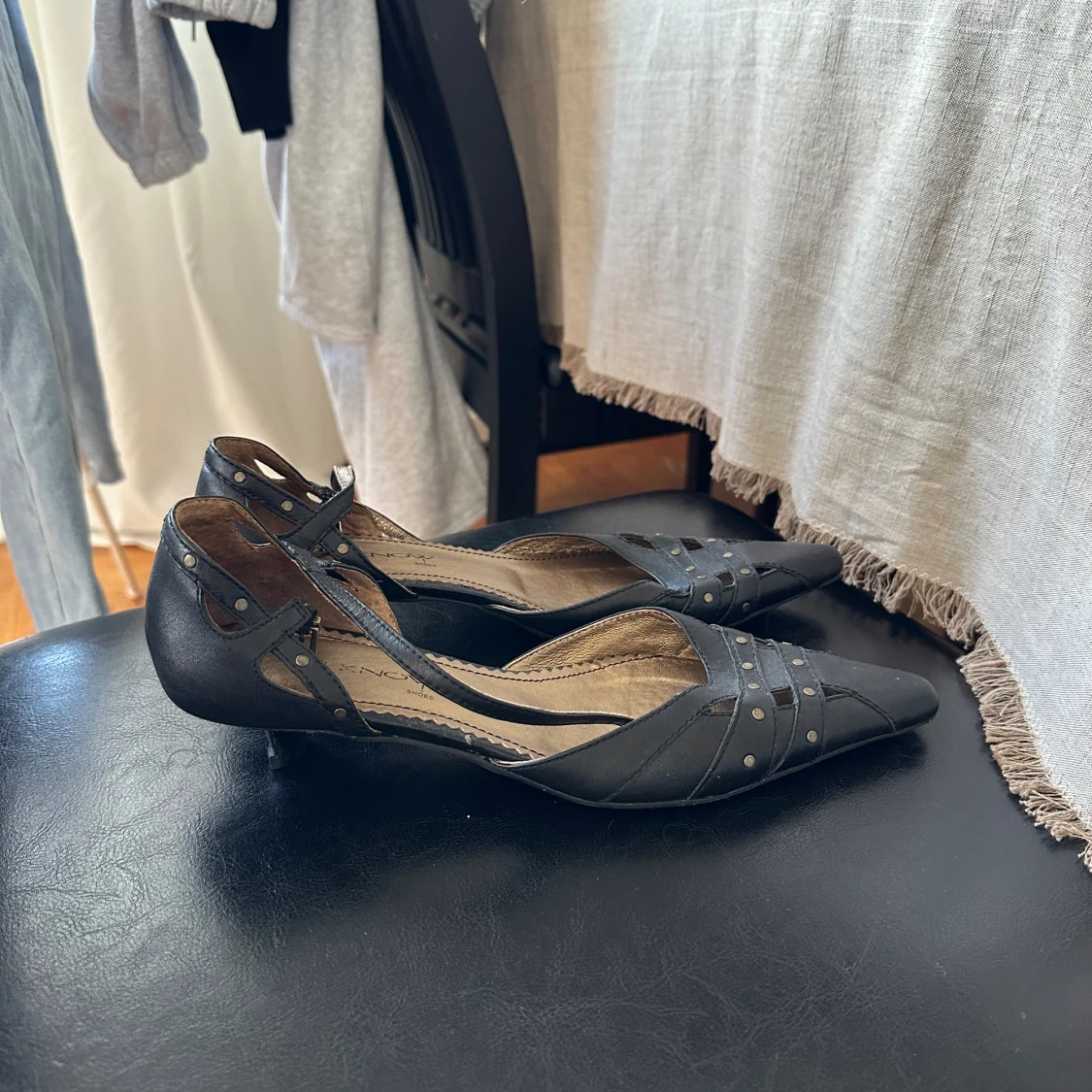 Spetsiga låga klackar - 91