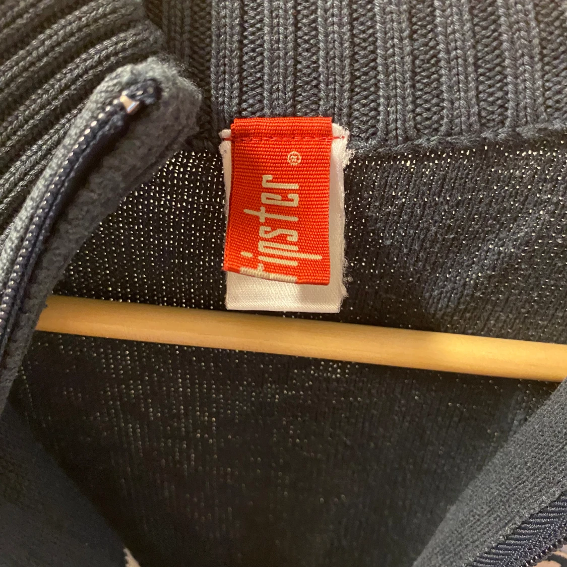 Stickad tröja med dragkedja L - 93