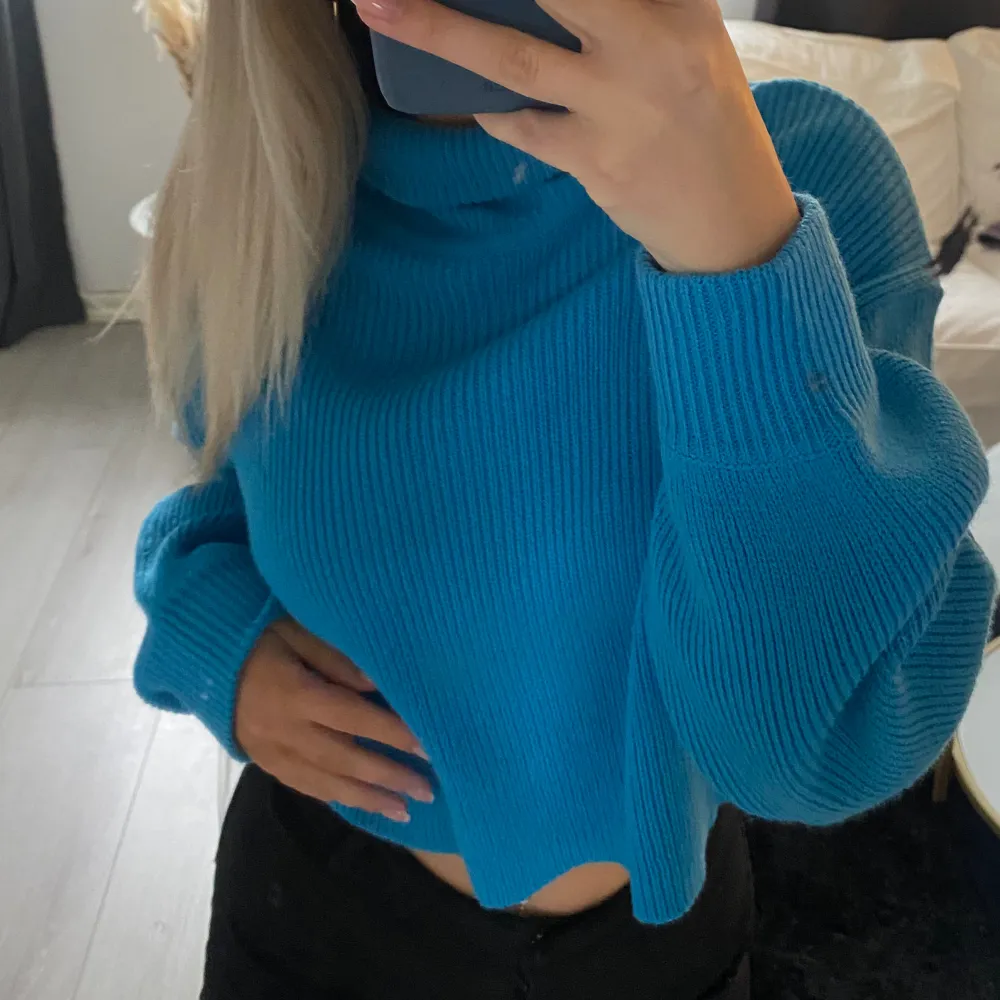 En blå stickad tröja från hm i ett väldigt bra skick❤️. Neuleet.