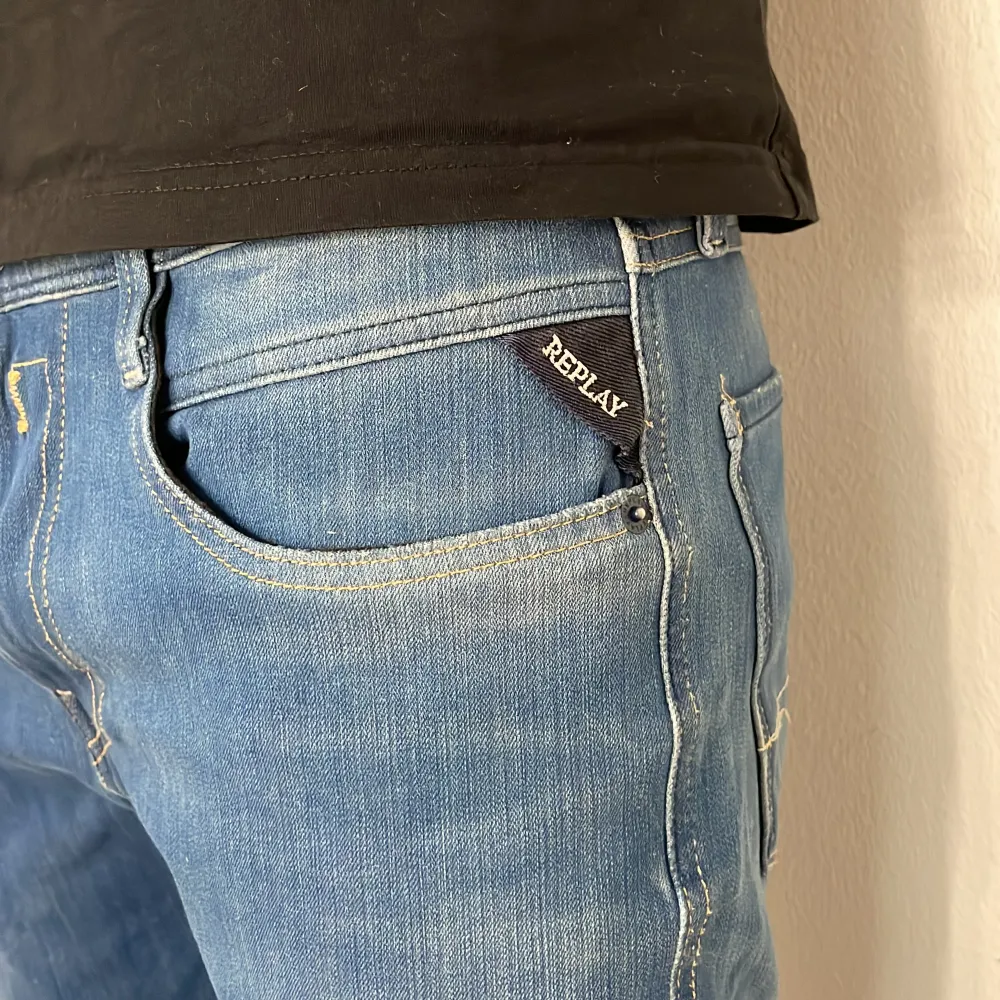  Säljer dessa riktigt feta Replay jeansen. Modellen är 186cm och nypris är 1499kr. skriv till mig vid frågor kring köp!. Jeans & Byxor.