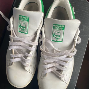 Stan smith - Tja!! Säljer nu dessa snygga stan Smith skor i storlek 40. De är i ganska bra skick. De är perfekta för våren och sommaren☀️🌸Tveka inte på att höra av sig vid minsta fundering 🤔 