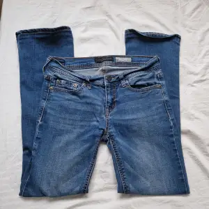 Jätte fina knappt använda jeans, då dem är för korta för mig 💗 Midjemått: 78cm Innerbenslängd:66cm Skriv vid frågor och funderingar 😊💗 