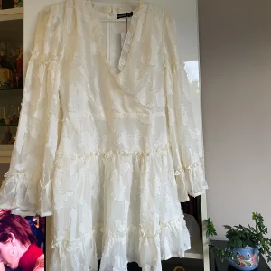 Studentklänning - Jättefin vit klänning perfekt för studenten! Helt ny och slut i lager på hemsidan. 