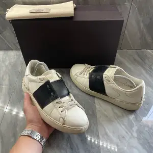 Valentino open sneaker | Fint skick | Sitter 0,5-1 storlek större | Nypris: 6499 | Ingår: Valentino kort | Fraktar spårbart via Postnord, på köparens bekostnad  | Hör av dig vid minsta fråga eller fundering📩