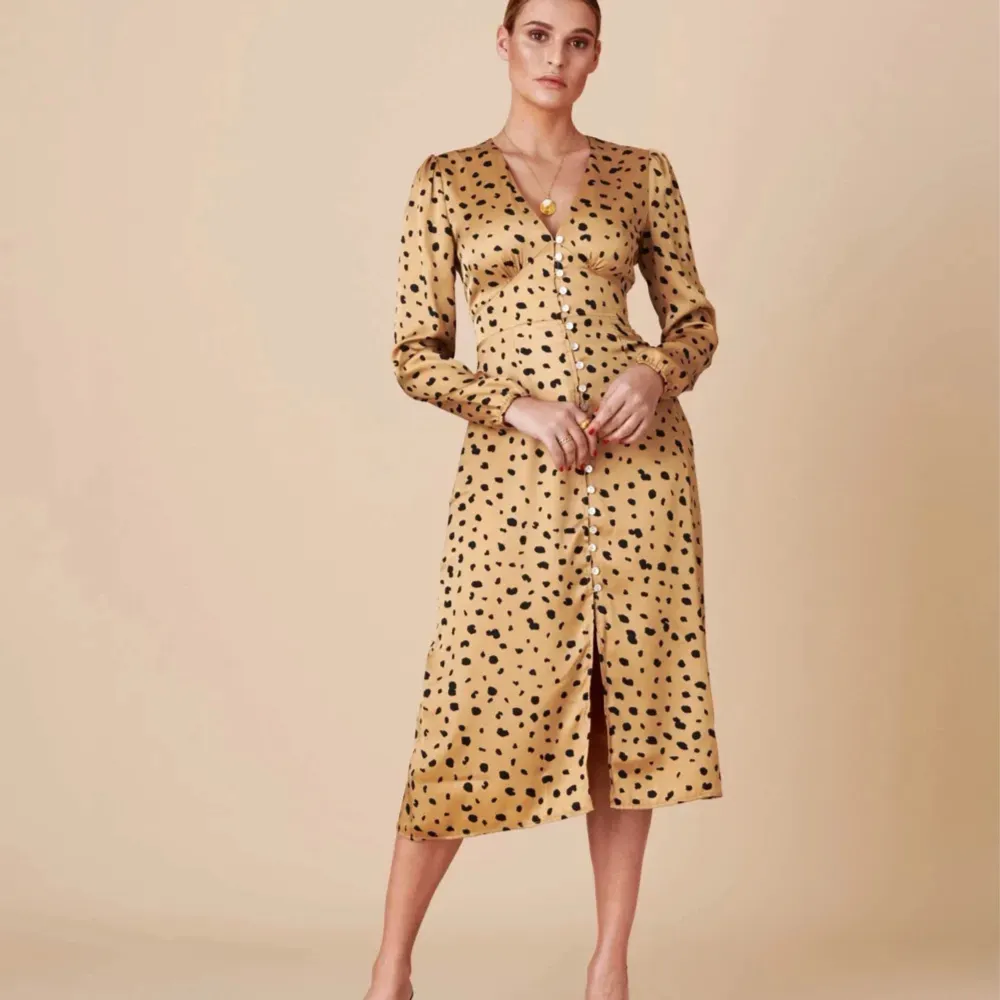 Leopard mönstrad klänning från adoore med prislapp kvar då den aldrig är använd perfekt skick💗. Klänningar.