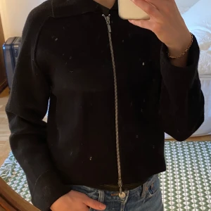 Långärmad kofta med dragkedja - Skitsnygg svart kofta med dragkedja🌟storlek small men passar också någon som har medium!