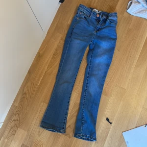 Flare jeans  - Ett par flare jeans från lager 157 barnavdelning.Jätte bra skick då jag bara använt dem typ 3 ggr.Säljer pga att dem tyvärr inte används här hemma 💗
