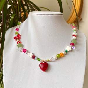 Det perfekta halsbandet inför våren! ˚˖𓍢ִ໋🌷͙֒✧˚.🎀༘⋆ 🦋  Halsbandet är 47-50cm och är justerbar med ett karbinhakes lås 🌟