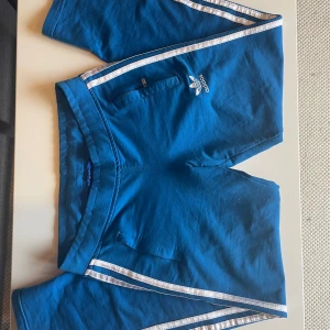lågmidjade adidas byxor - jag är 165 för referens💗