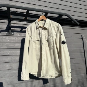 CP company Overshirt Large - CP company Lens-overshirt Storlek Large Fin beige färg, perfekt för en sommarkväll! Knappt använd, väldigt fint skick 