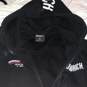 Hoodrich tracksuit - Hej jag säljer min hoodrich dress för den inte passar min stil längre, hör av er om funderingar. Priset är inte hugget i sten.