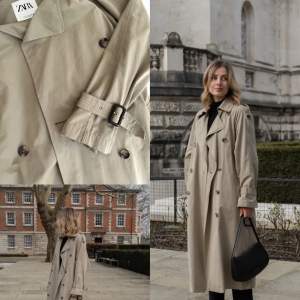 En eftertraktad och populär trenchcoat från Zara. Perfekt klassisk design och färg i en modern oversized tappning.   Pris kan diskuteras, köp gärna via plick👍💕 Skriv om du vill ha fler bilder, ell3r har frågor!