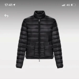 Moncler jacka dam storlek 3  - Knappt använd då ja köpte fel storlek finns kvitto 