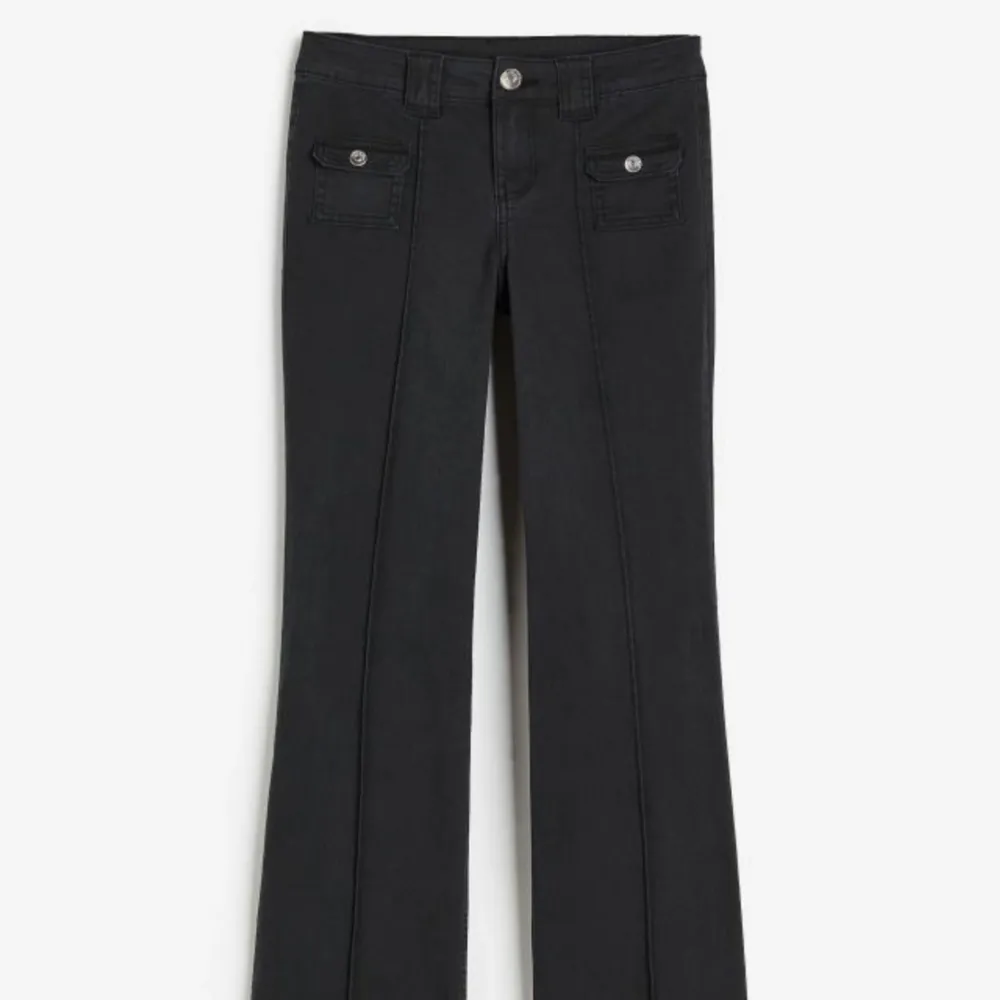 Säljer dessa helt slutsålda byxor från hm, i svart. Stlk S/36. . Jeans & Byxor.