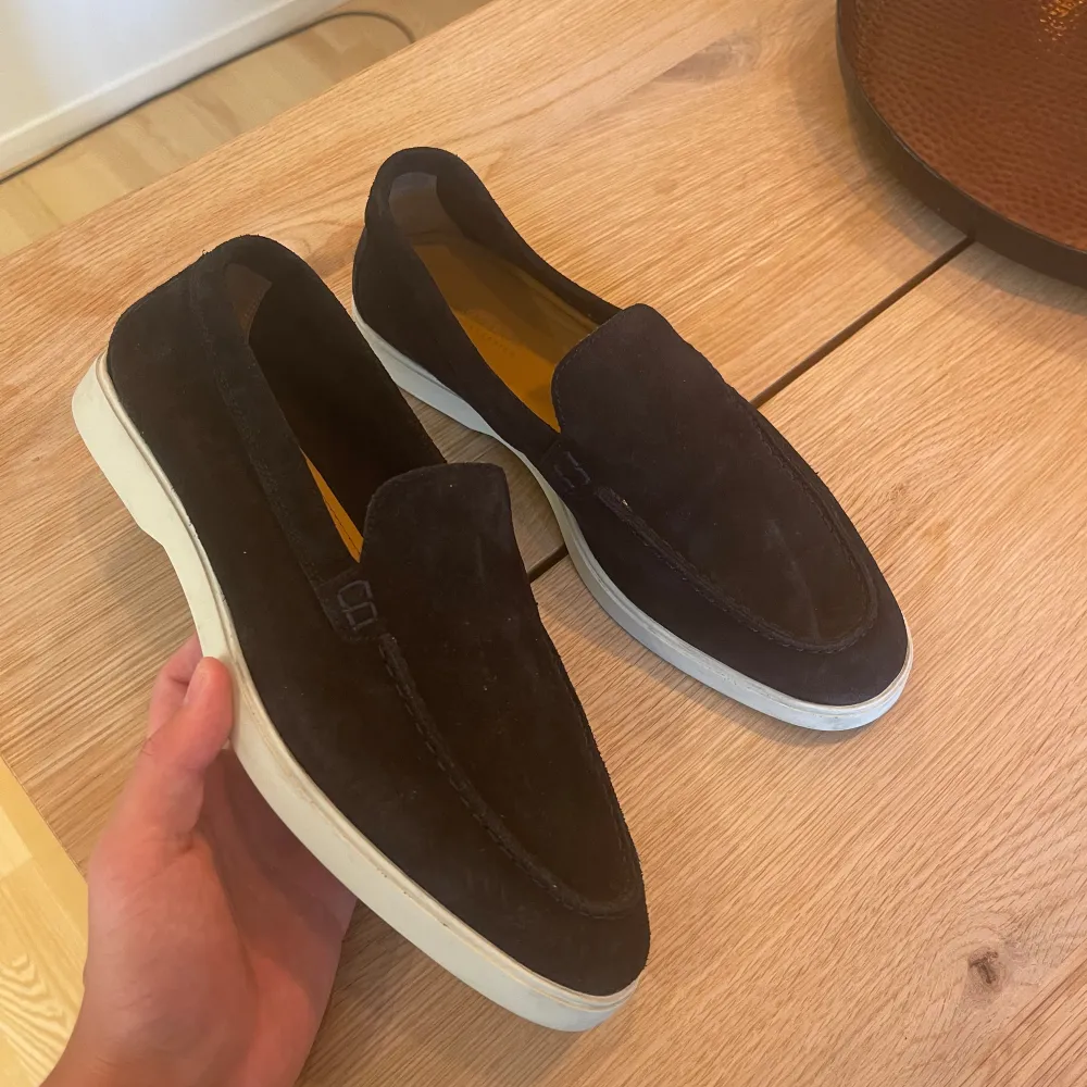 Snygga loafers från Massimo Dutti, sällan anvädna storlek 41. Har endast skorna kvar från köpet.. Skor.