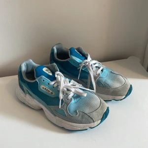 Blåa adidas skor - Super fina blåa vårskor från adidas! Skorna är använda en sommar men fortfarande i bra skick. Kommer tyvärr inte till användning längre. Storlek 38, frakt tillkommer