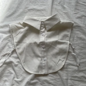 Vit krage🤍 - Jättesnygg vit krage att under t.ex en tjock tröja🤍 bara använd ett fåtal gånger, inga tecken på användning🫶🏻köp nu eller skriv om du har frågor🩷