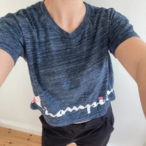 Marinblå Champion T-shirt - Marinblå Champion T-shirt i croppad passform. Luftig och väldigt skönt material. 💙 T-shirten är använd några gånger. Märket är Champion och t-shirten är i storlek S.  